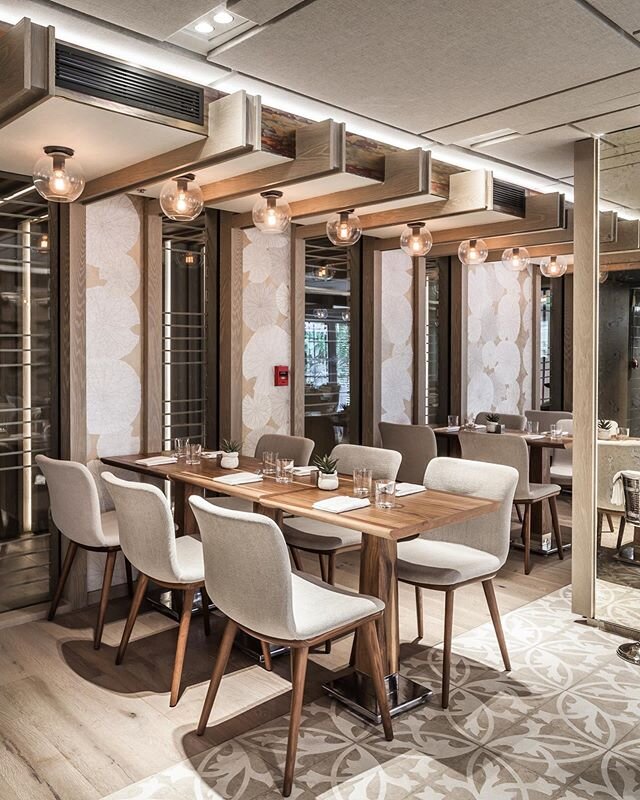 Restaurant at Lennox Hotel recently completed with all custom woodwork by RC. #historicbuilding #woodwall #wallpanels #beams  #bestigwoodworking #details #oak #robertcarpentry #luxurymillwork #southbeach #wood #customwoodwork #miamiconstruction #desi