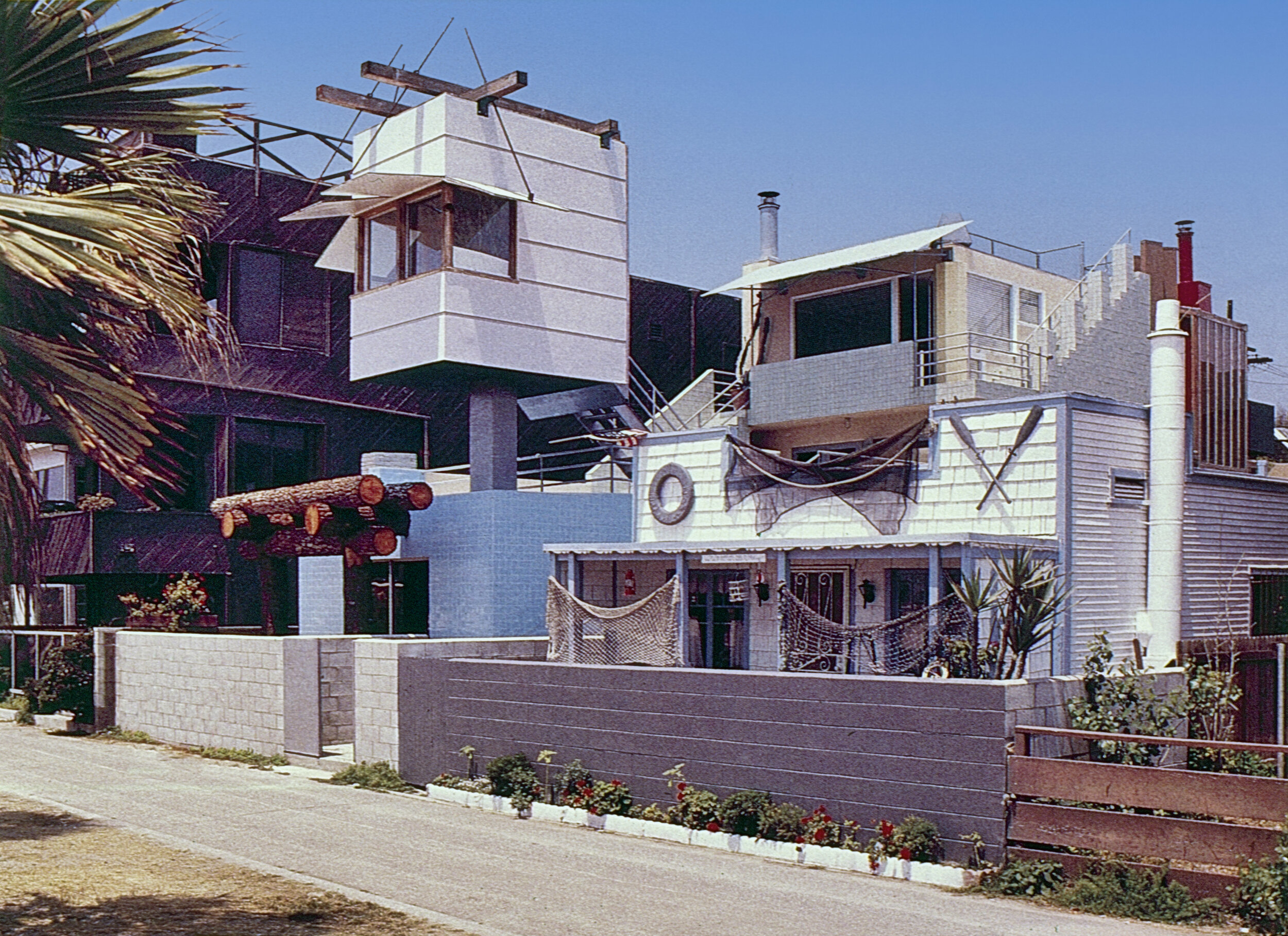 NortonHsGehrySouthernCA1989.jpg