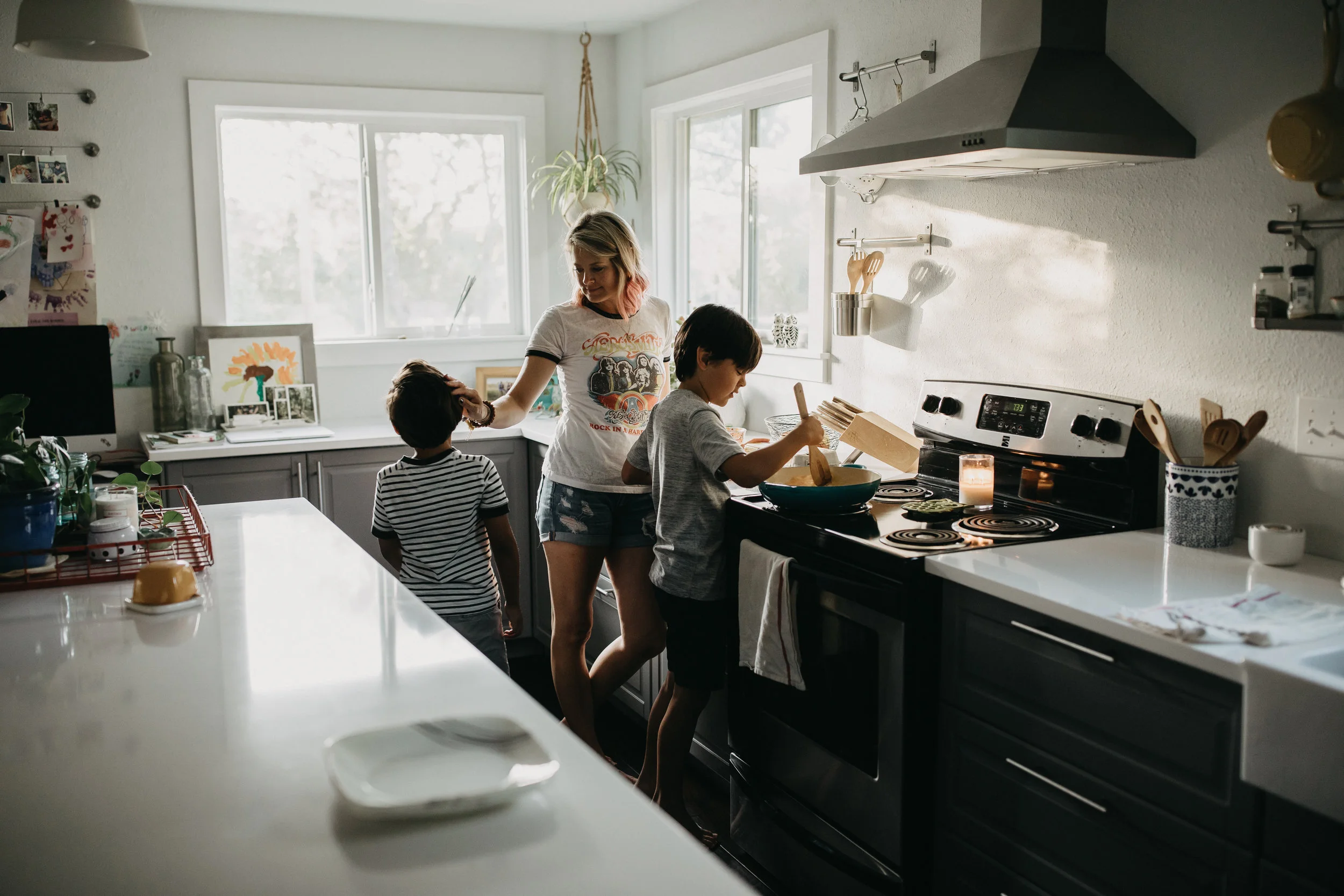 san-antonio-lifestyle-photographer-in-home-session-newborn-session-san-antonio-photographer-cooking-in-kitchen