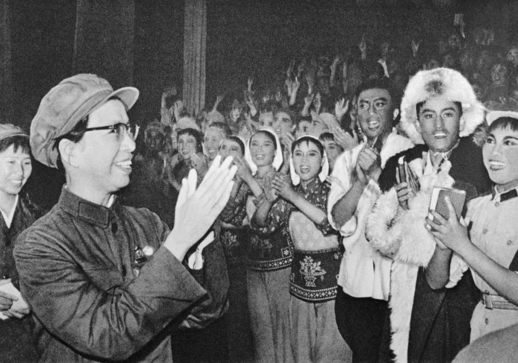 Jiang Qing, Politikerin und Ehefrau von Mao Zedong in maskulin geprägter Unisex-Bekleidung (Foto © Bettmann/Corbis)