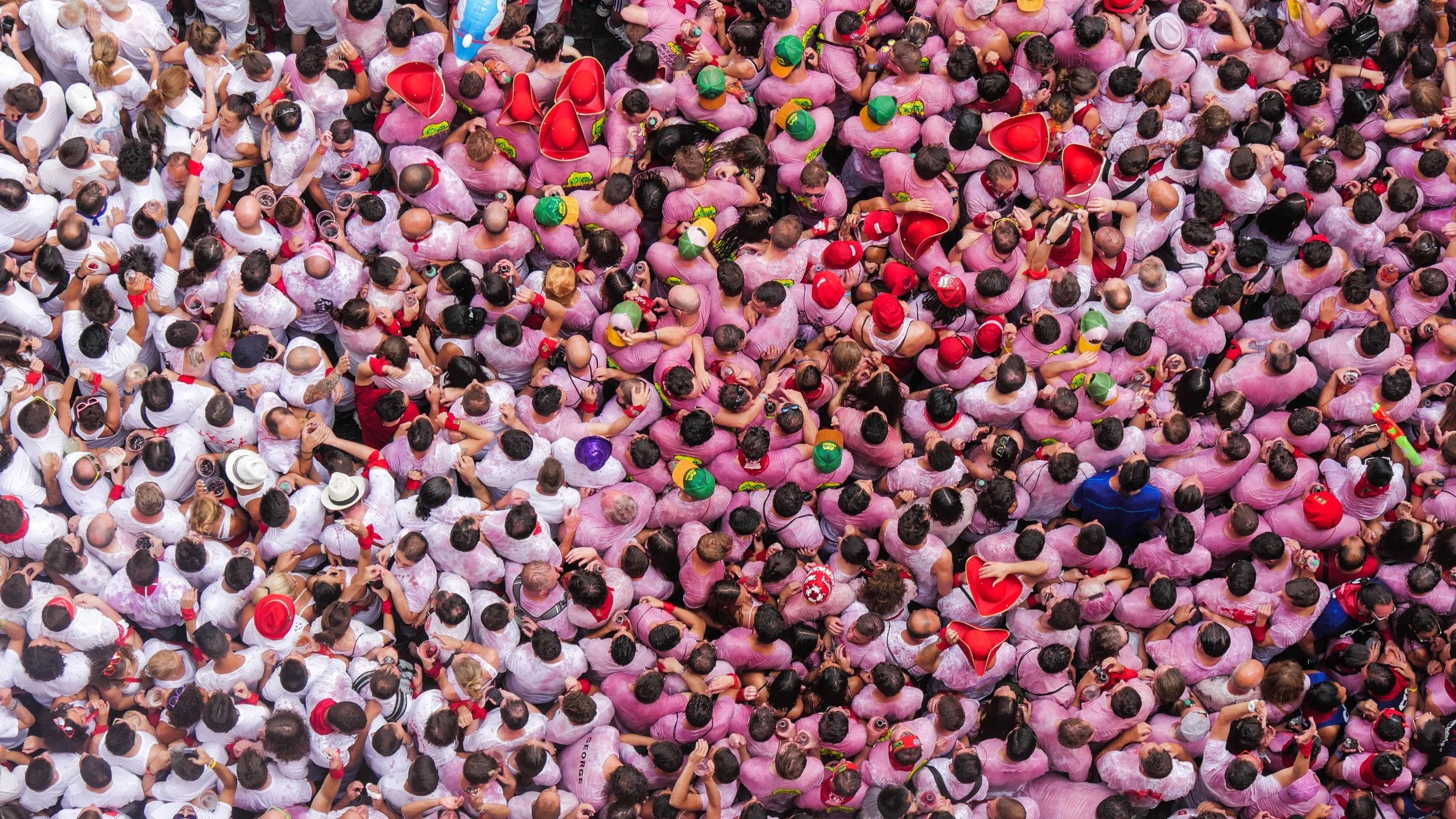 Im Foto: Ganz viele Menschen, die ganz und gar nicht der Meinung sind, dass Rosa nur was für Mädchen ist. (Foto © Ethan Weil)