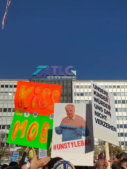 Eine unübersehbare Vielfalt von Positionen bei der #unteilbar-Demo am 13. Oktober 2018 in Berlin.