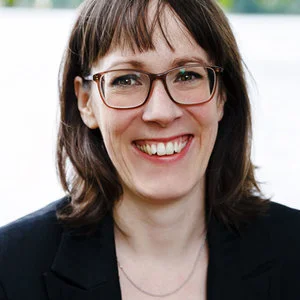 Beatrix Schwarzbach hat an der Universität Regensburg Mündliche Kommunikation und Rhetorik studiert und sich zur Sprecherzieherin (DGSS) weitergebildet. Sie hat sich auf angewandte Rhetorik für Frauen spezialisiert.