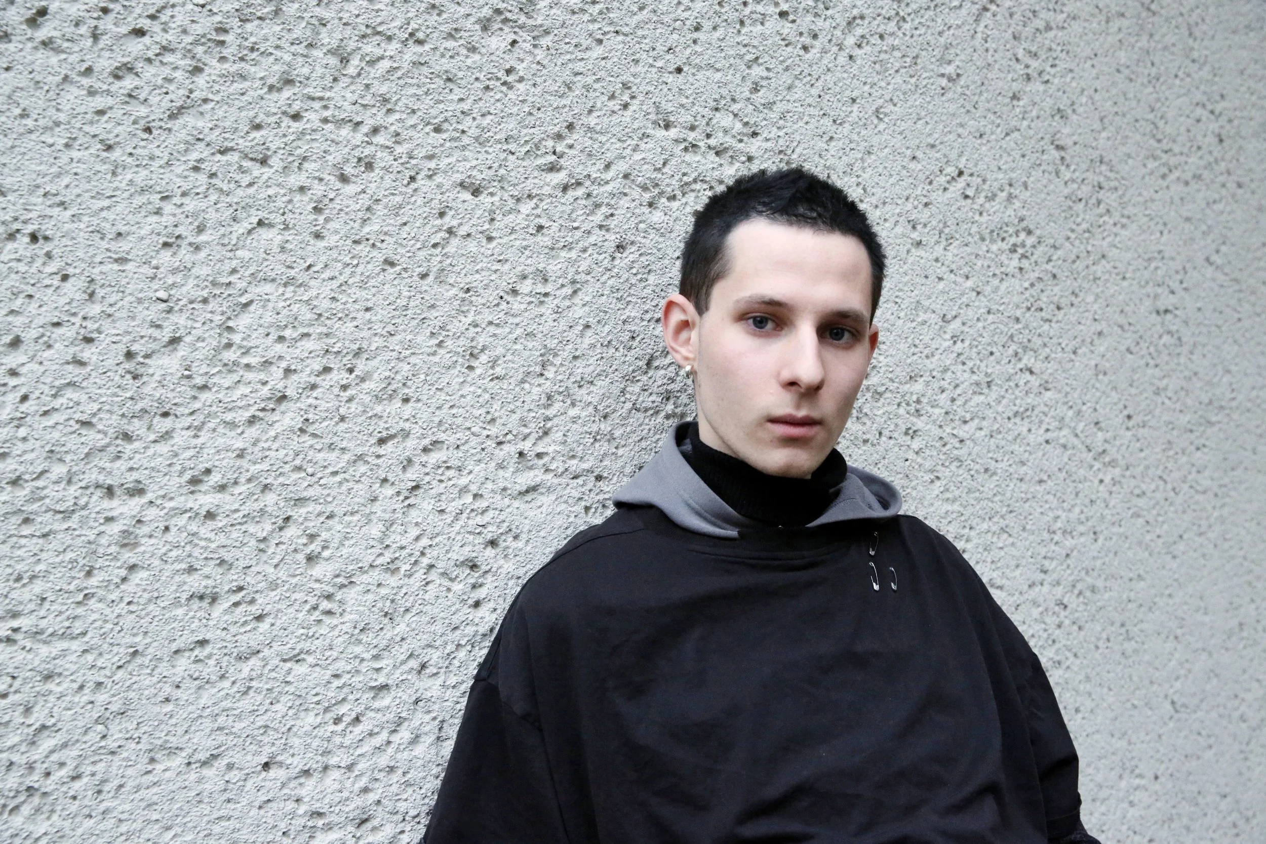 "Hol den Vorschlaghammer!" - Gespräch mit zhenya efros über Performances und Identität