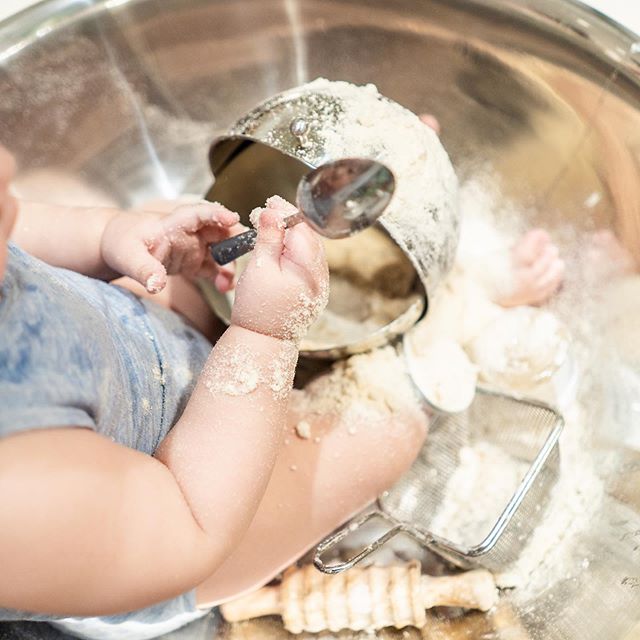 We fully believe in getting messy!  It allows for babies to explore through all of their senses!  On June 11 bring your babies to @unionsquareplay where @momommies and @the_dough_project will entertain your minis while you get to workout and learn th