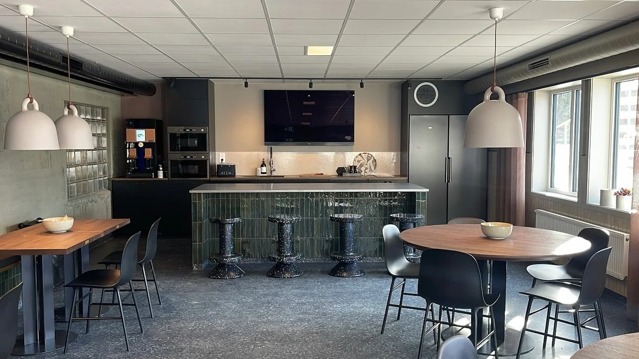 Att skapa funktionella och estetiskt tilltalande milj&ouml;er &amp; inredning hos f&ouml;retag och privatpersoner &auml;r bland det roligaste jag vet!

H&auml;r designade jag en k&ouml;ks&ouml; som skulle t&aring;la skitiga arbetsskor, vara l&auml;tt