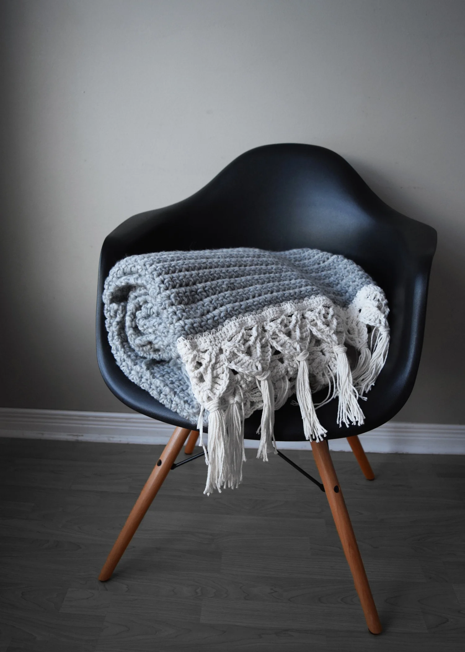 Crochet Macrame Edged Blanket (2019001)