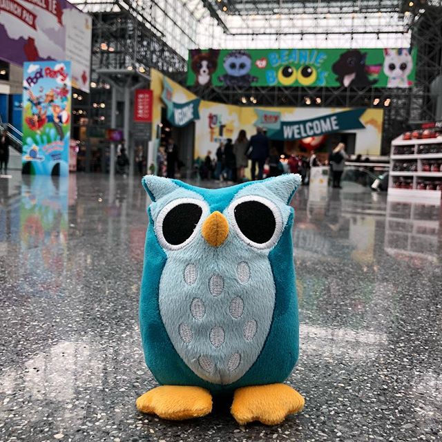 Live from Toy Fair in NYC, it&rsquo;s #peekaboobarnplush 😻🙌💗
.
.
.
.
.
#peekaboobarn #plush #nytf #javitscenter #newyorkcity #toyfair #toyfair2018 #richfrog #nightanddaystudios #toys #toysofinstagram #toddlertoys #earlychildhood #henrytheowl