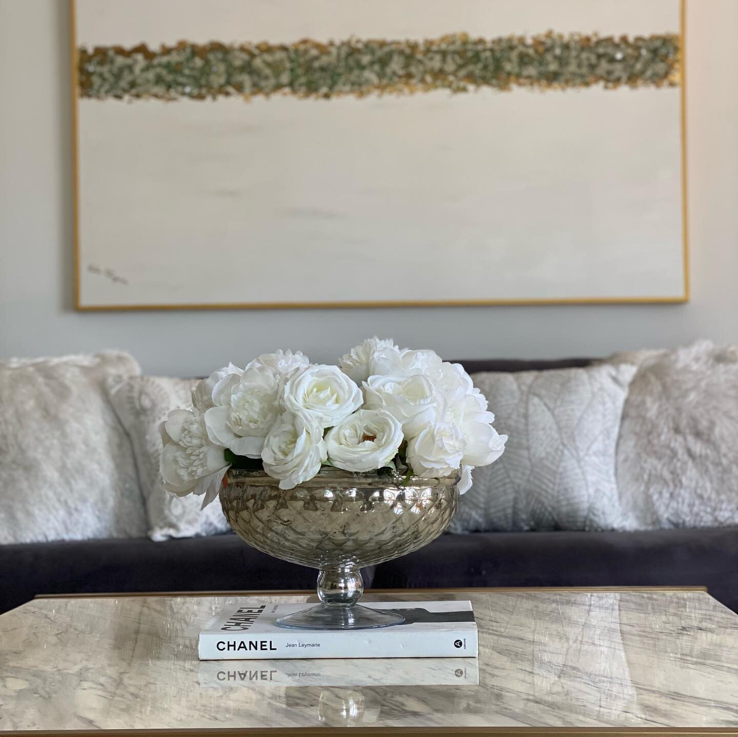 Swipe through the see the before and after of a property we just staged in Woodland Hills 🤍
&bull;
&bull;

#homestaging #interiordesign #homedecor #realestate #home #staging #interior #design #homestager #homedesign #decor #homesweethome #homestagin
