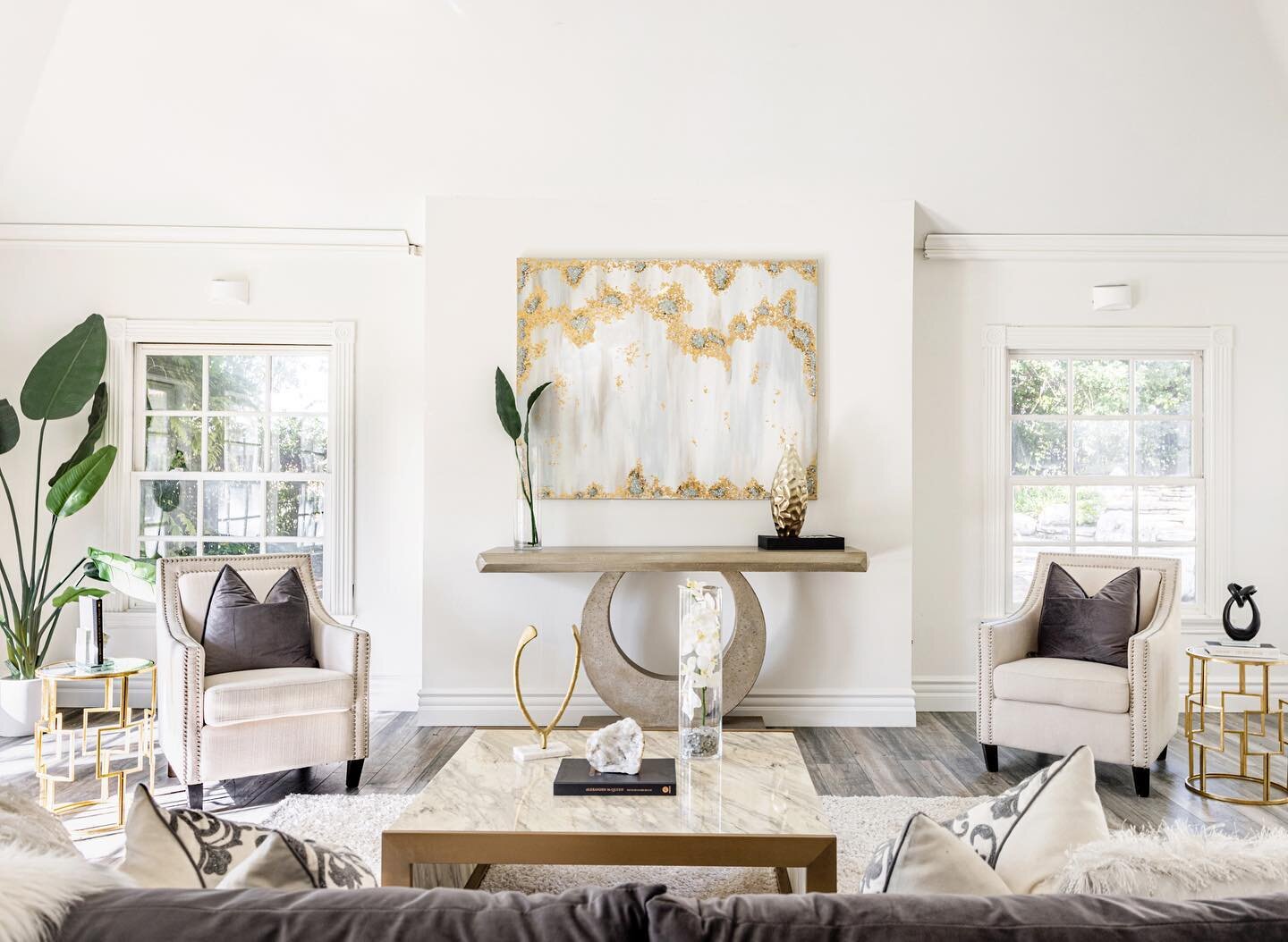 Rich, elegant, and refined&mdash;classic, yet contemporary. That&rsquo;s how we bring the best to life in your property 🤍
&bull;
&bull;
&bull;

#homestaging #interiordesign #homedecor #realestate #home #interior #design #staging #homestager #homedes
