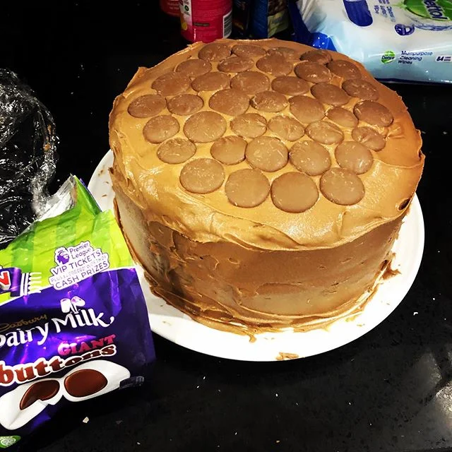 Finishing touches on the Chocolate Button Nutella cake ready for tomorrow&rsquo;s @macmillancancer cake day @thedentalacademy_ 😋
A little help from my daughter 💖