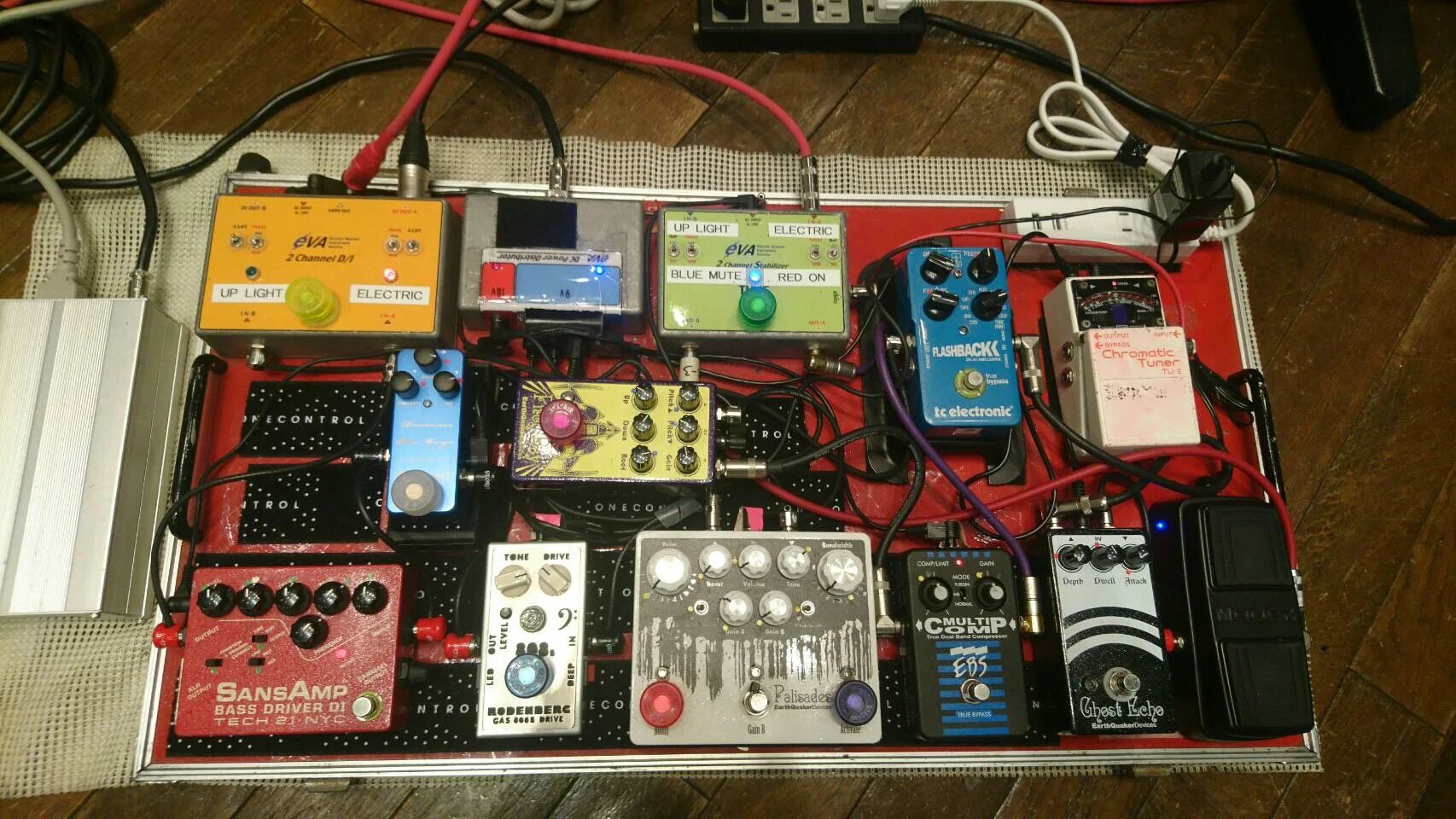TOKIEのペダルボード。数有るプロジェクトで使用している一部のボードで、このセットアップにはPalisades、Pitch Bay、Ghost Echoを使用。
