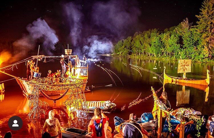 One of my fav photos from #elementsfest 2019. The trees, the stars, the haze, the friends, that boat 🖤✨
@elementsfestival_ #elementslakewood #musicfestival #fire #pirates