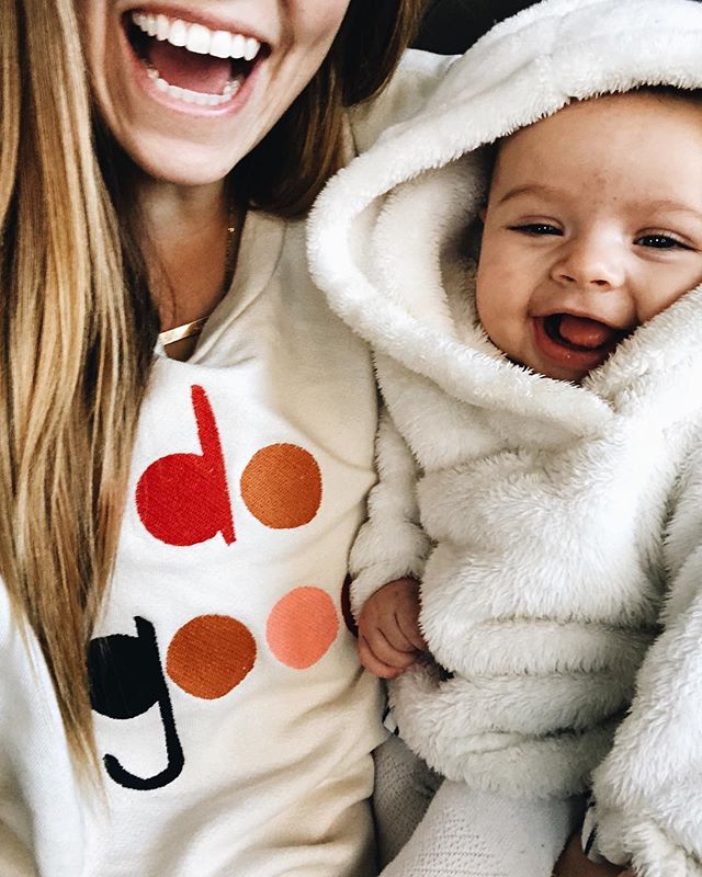 Snuggle and selfie buddies for life 😍Monday&rsquo;s aren&rsquo;t so bad with this little babe. &bull;
&bull;
&bull;
I think we&rsquo;re both enjoying our cozy clothes today! @soelboutique 💛