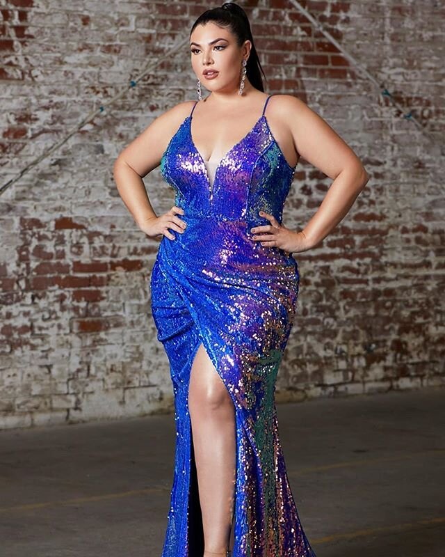 Its not about the size you wear, but the way you wear your size! 💕👑
.
#AllegrasGallery #Bridal #Formalwear #wedding #prom #pageant #shesaidyes #weddinginspo #beautiful #gorgeous #elegant #dreamdress #eveninggown #blue #iridescent #sequins #love #cu