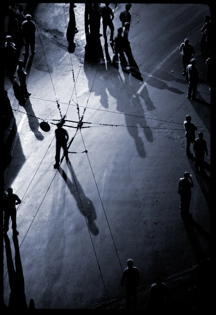 NM1200-omonia_shadows_1.jpg