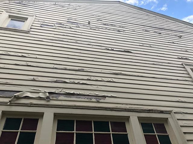 Does your exterior look like this? No worries, with the proper ❤️ and care from our Paint Portland crew we can restore your siding to its beautiful previous state! Request estimate on our website or give us a call 😊
