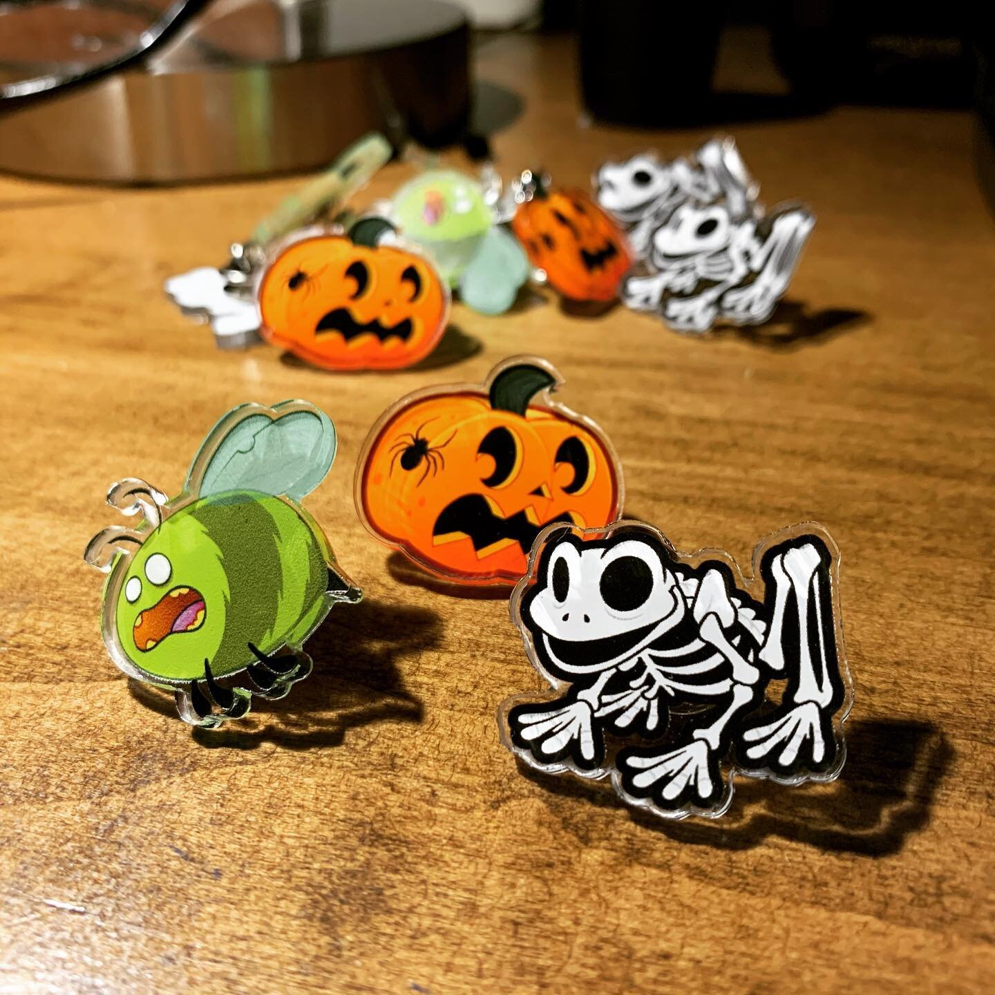 Halloween approaches! A friendly reminder that my acrylic pins are on sale until the end of the month!

victorpierceart.com/store 🎃
.
.
.
#merchandise #sale #acrylicpins #halloween #skeleton #frog #pumpkin #jackolantern #zombie #bee #cute #spooky #v