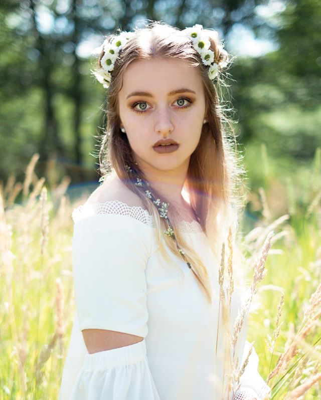 Missing those summer flowers.&nbsp;🌻&nbsp;It's already snowing here! I love fall &amp; winter though, it makes me happy!&nbsp;❄️
model: @malinarosephotography
#flowerchild #fashionphotographer #fashionshoot #fashioneditorial #fashionmagazine #fashio