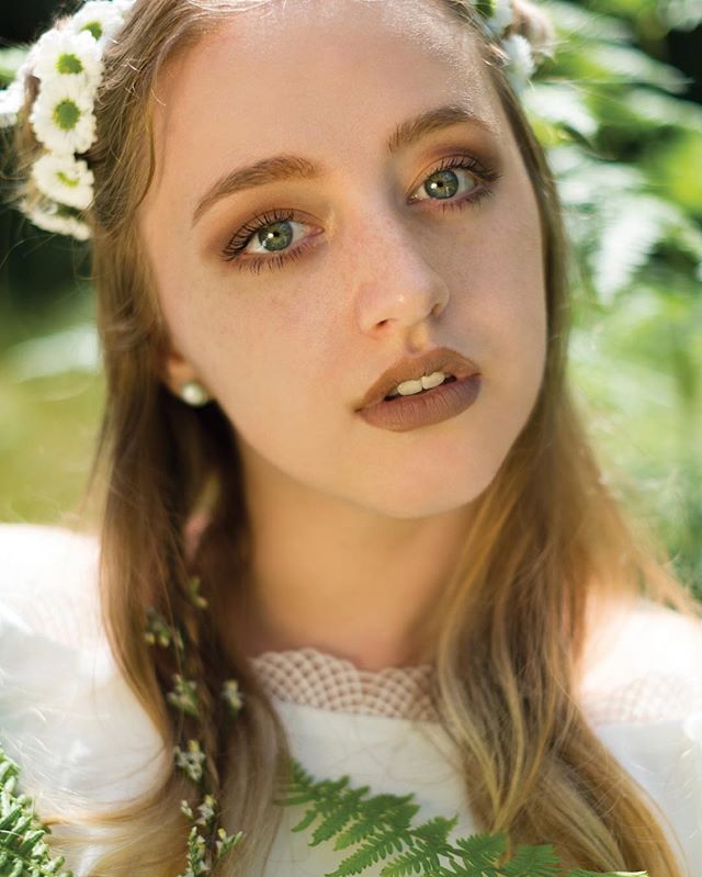 When will Instagram let us upload the photo uncropped? 🙃 I haven&rsquo;t uploaded in a long time, here&rsquo;s a photo from the flower child shoot ! 🌼
model : @malinarosephotography 💖 .
.
.
.
#photography#portraitphotography#of2humans #passionport