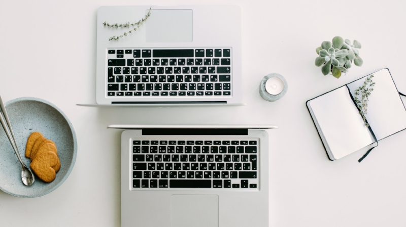 writing-collaboration-two-computers