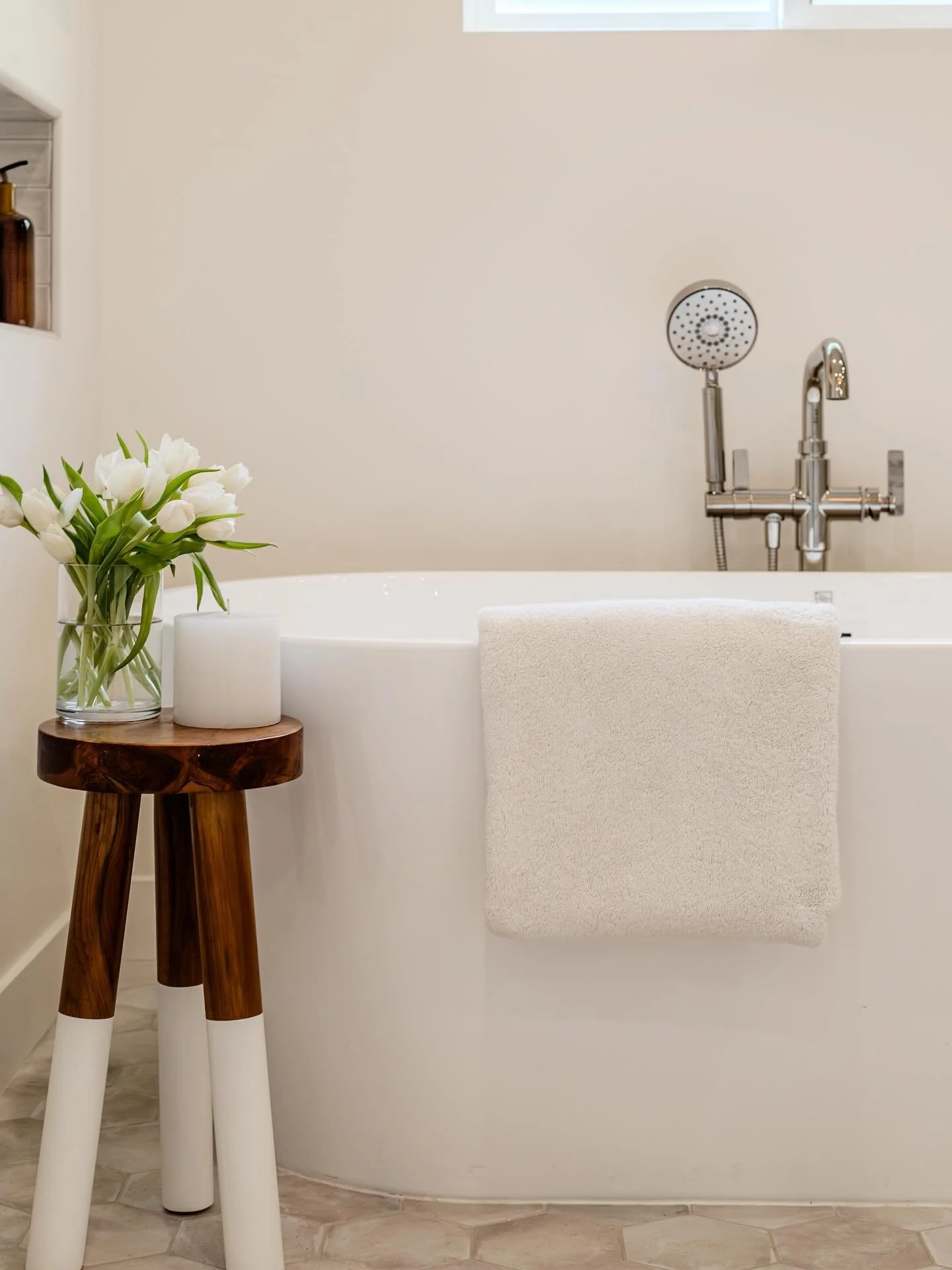 Where everyday routines turn into morning rituals 🧖🏼🛁 

#bathroomGoals #JHDesn. 
📸 @fourthwallproduction 
🪚 @liebobuilders