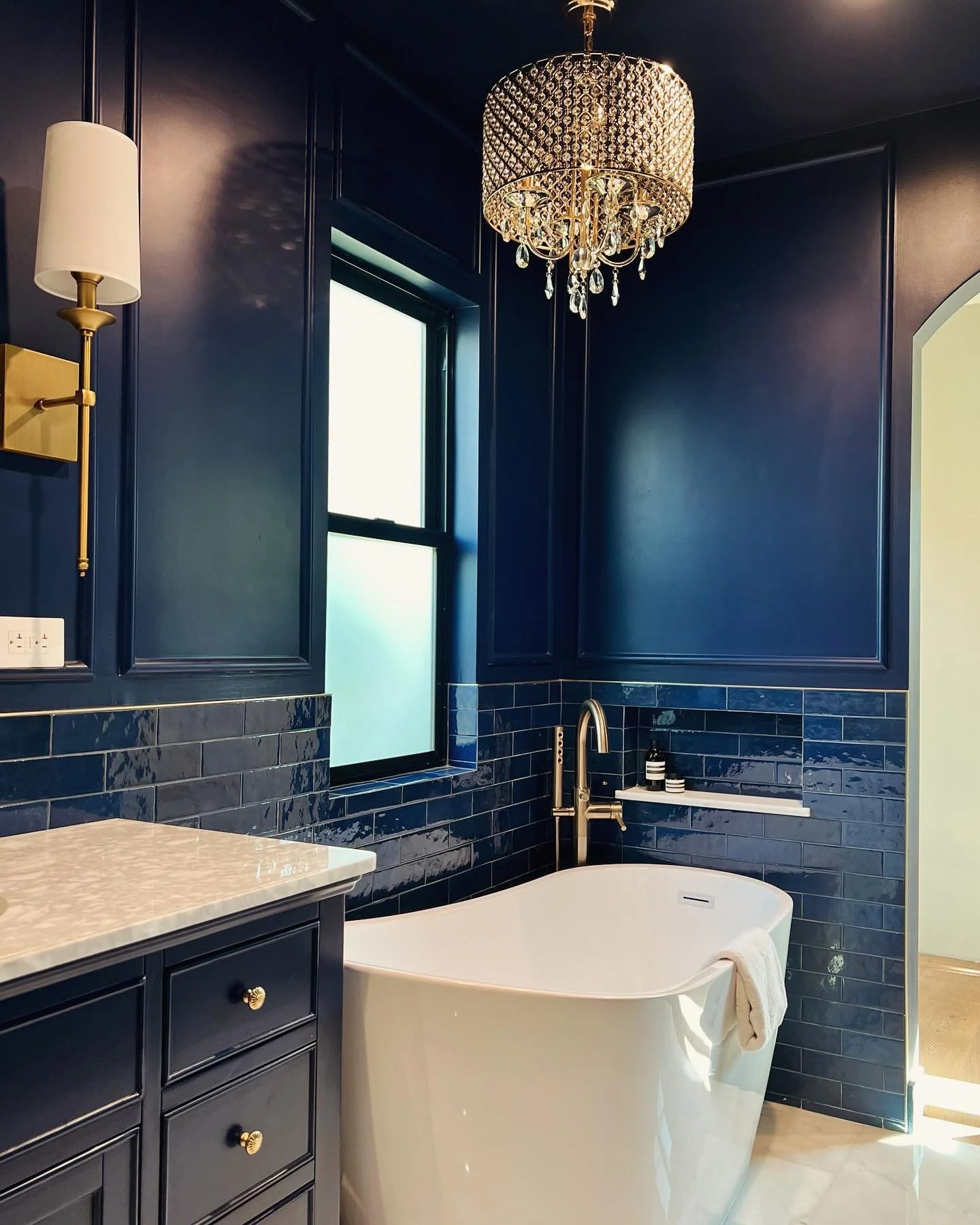 Moody mornings happen here 🛁📍 

 #BlueBathroom #InteriorDesign #MoodyMorning