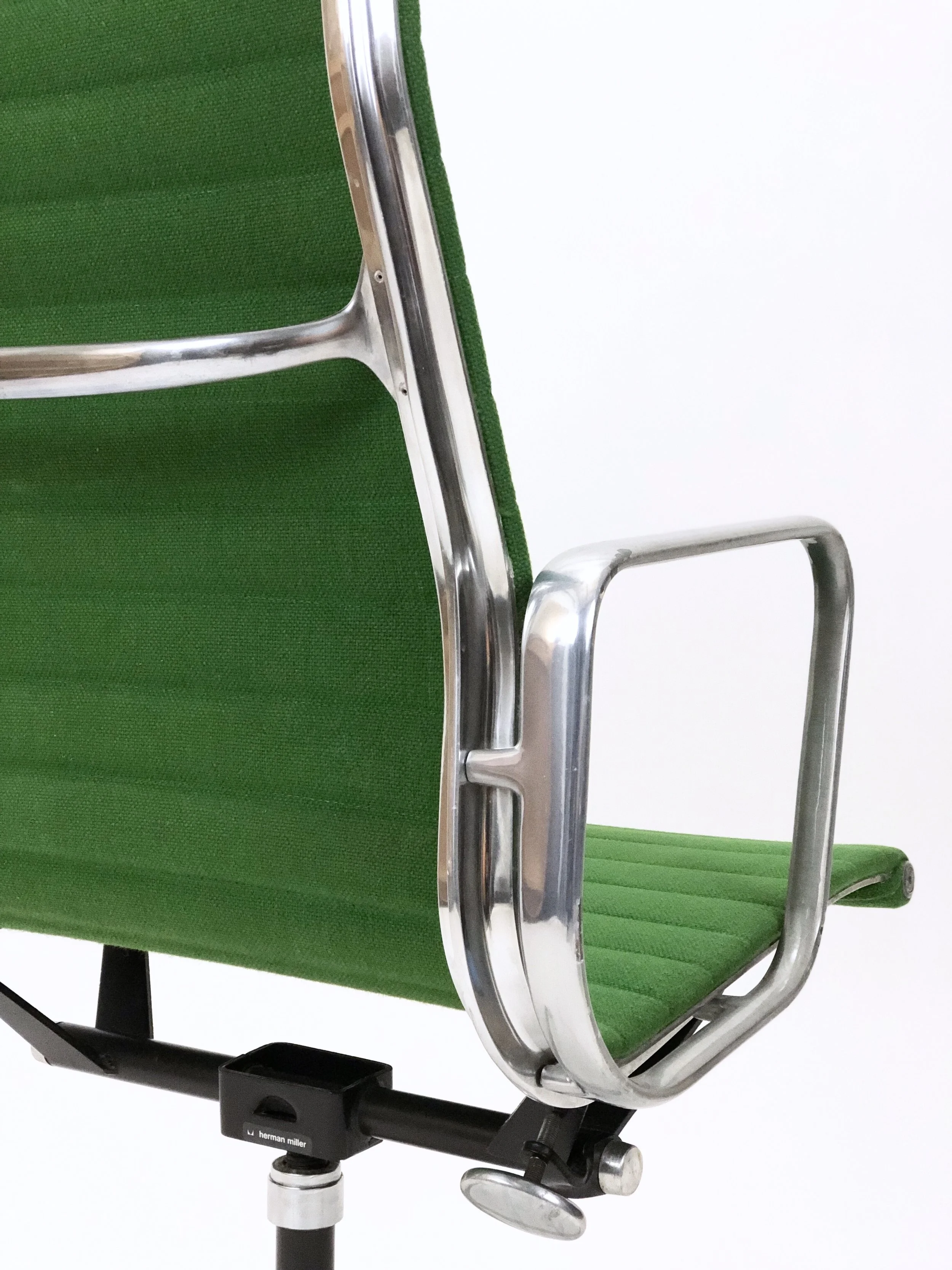 Eames Aluminum Group Executive Chair