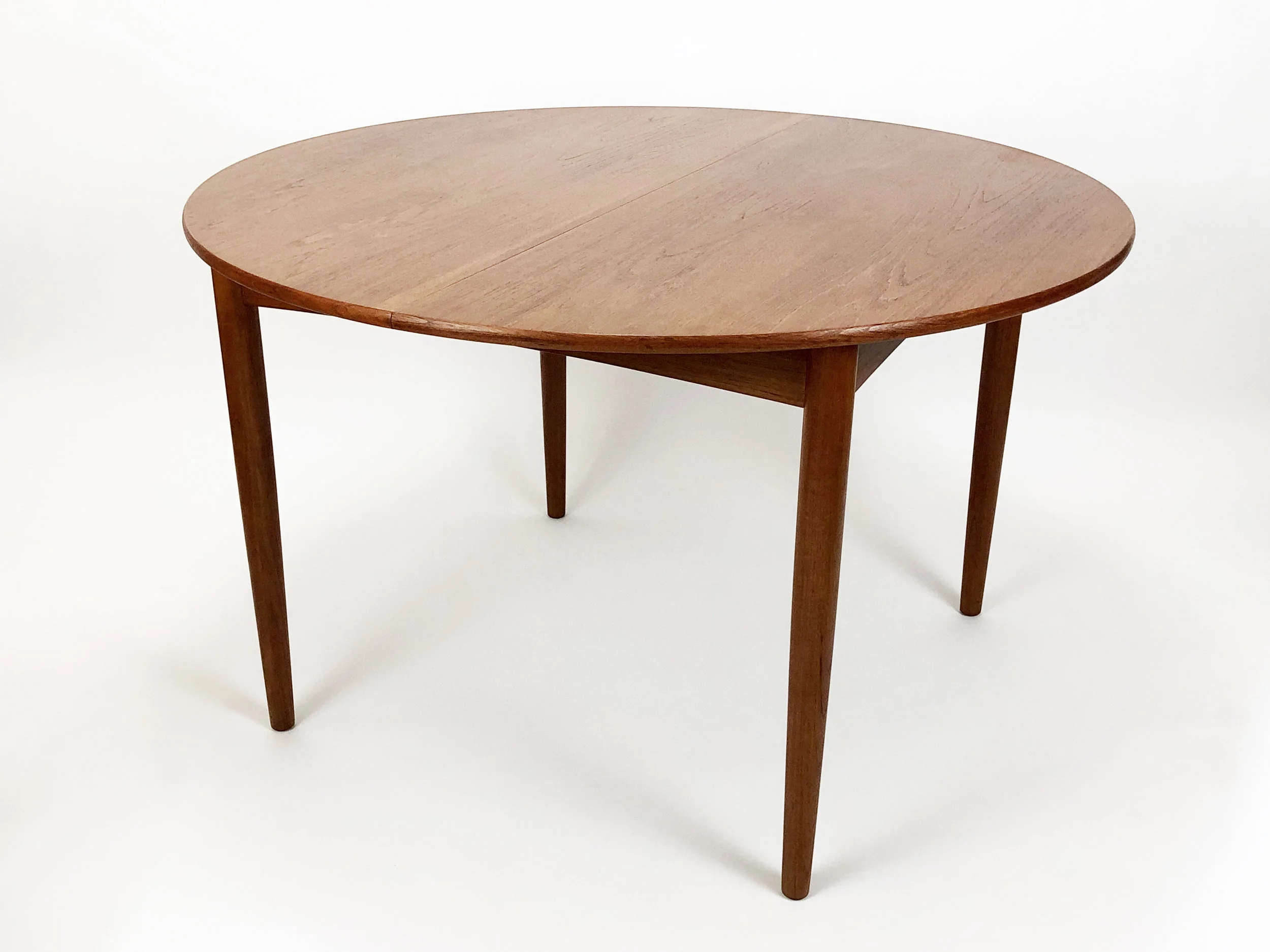 Borge Mogensen Round Teak Dining Table 01.jpg
