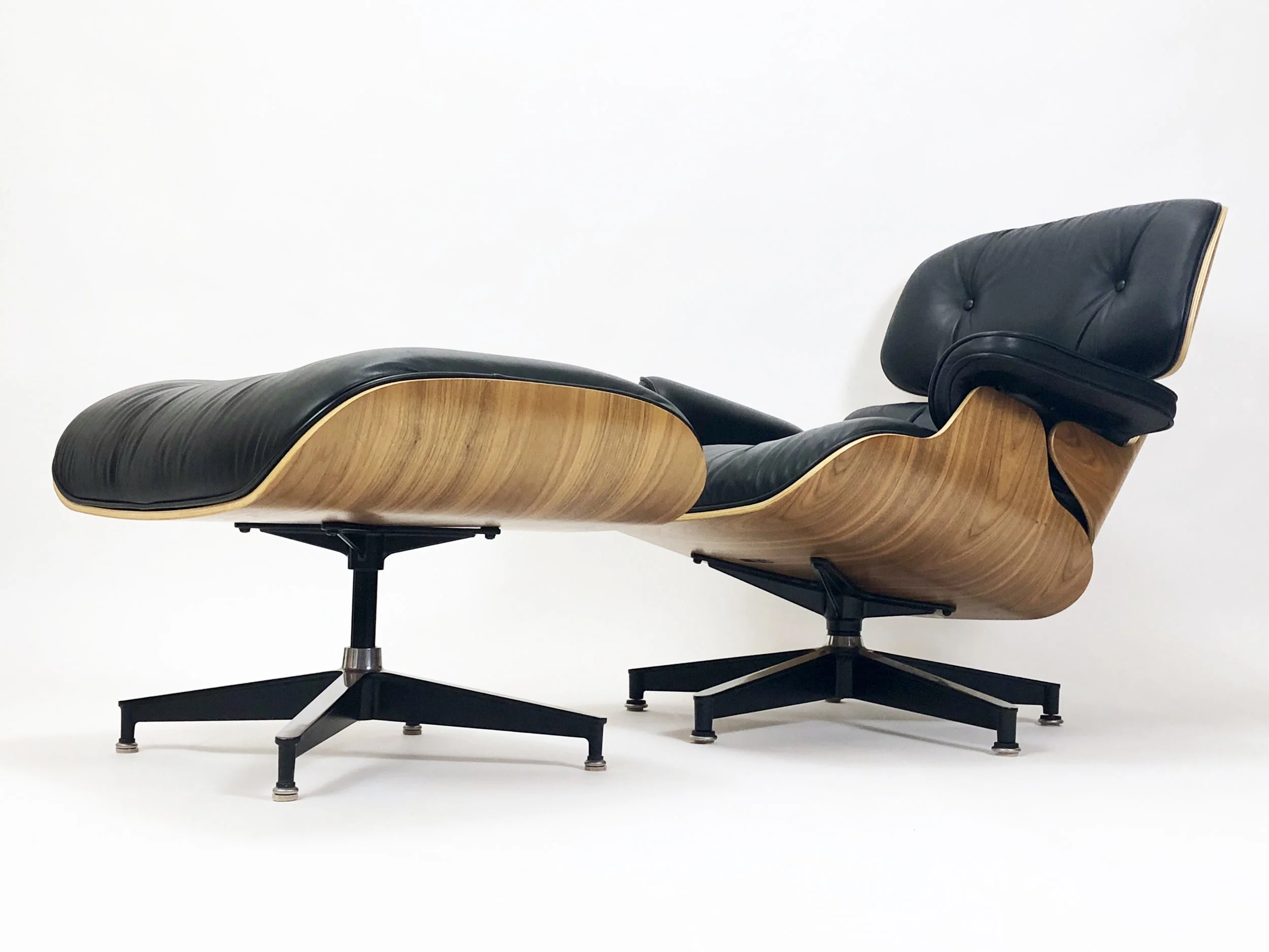 Eames Lounge Chair and Ottoman 03.jpg