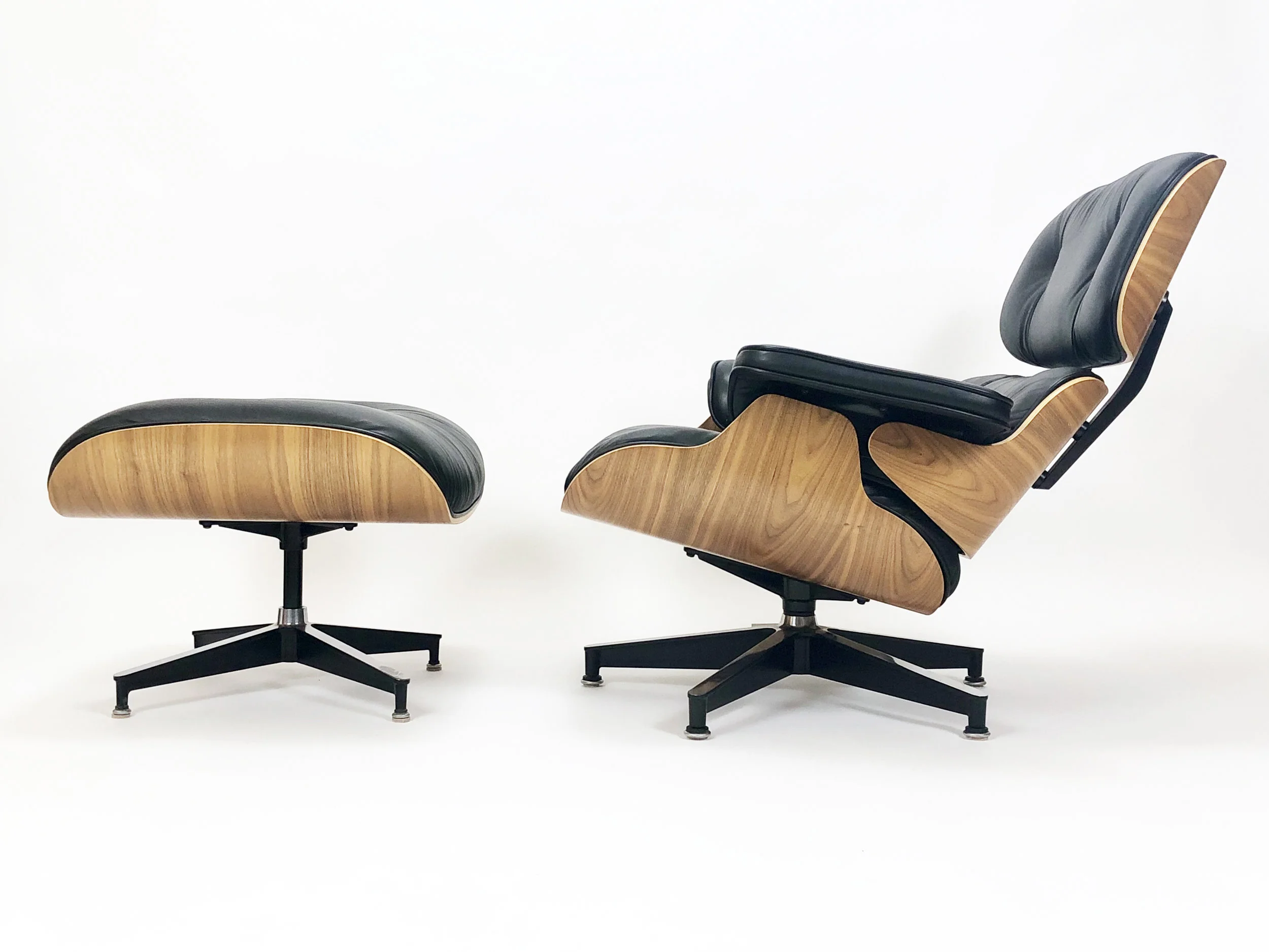 Eames Lounge Chair and Ottoman 02.jpg