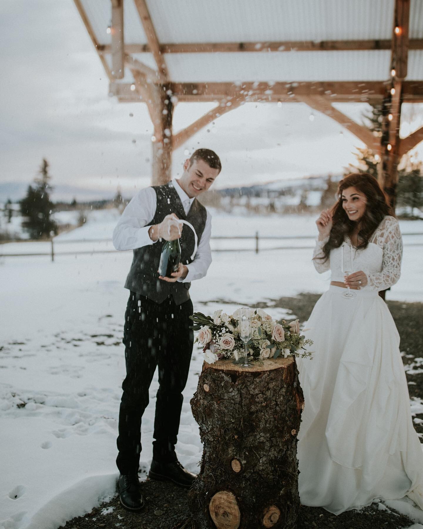 Is it the weekend yet? Feeling antsy to pop some bubbly like these love birds. This elopement still warms my heart. Photos by @joshuaveldstra venue @akdiamondj HMUA @amiestylist Hair extensions @emarosehair florals and styling by yours truly! Bride @