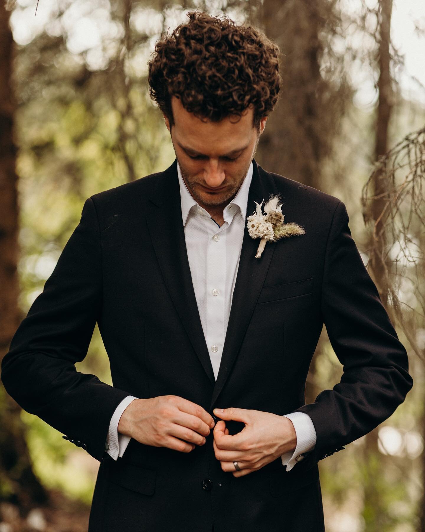 That cute bout from the other day in all her glory on this handsome groom! It pops so nice against this black ensemble.  Love me a stylish groom! 

Venue @cusacksonthekenai 
Videography @meganrai @vophotography @jamesedwest 
Photography @kristianirey