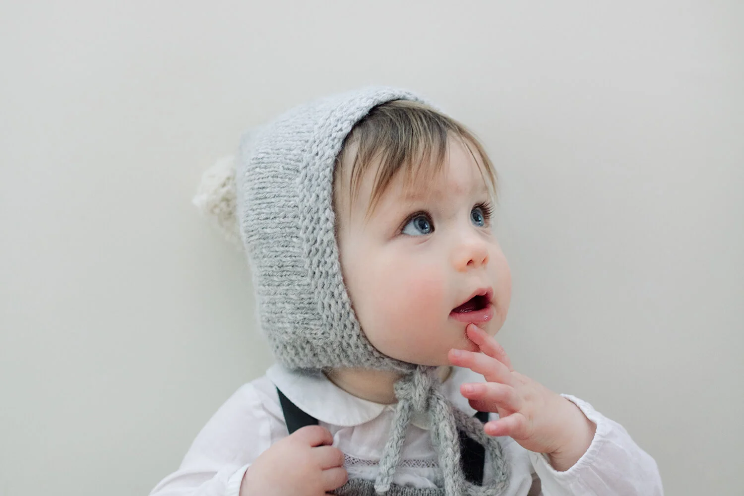 BABY ALPACA POMPOM HAT GREY-BEIGE PETIT KOLIBRI