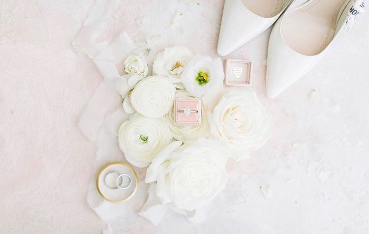 Gorgeous details captured by @chelseamasonphotography 
.
.
.
.
.
.
#brandrefresh #newlogo #rebranding #stylinginspiration #flatlaydesigns #staplestylingaccessory #weddingdetails 
#ringdish #jewelrydish #trinketdish #handmade #stylingdish #stylingacce