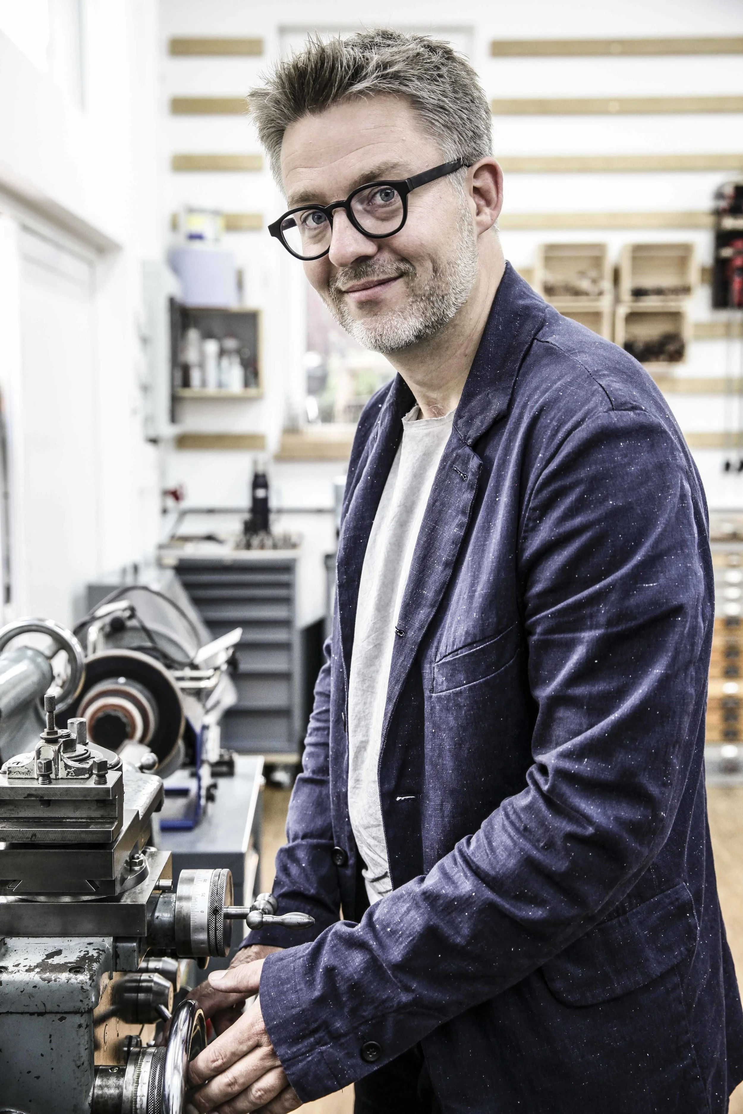 Porträt_Frank_Pressentin_in_Werkstatt_an_Drehbank-7.jpg