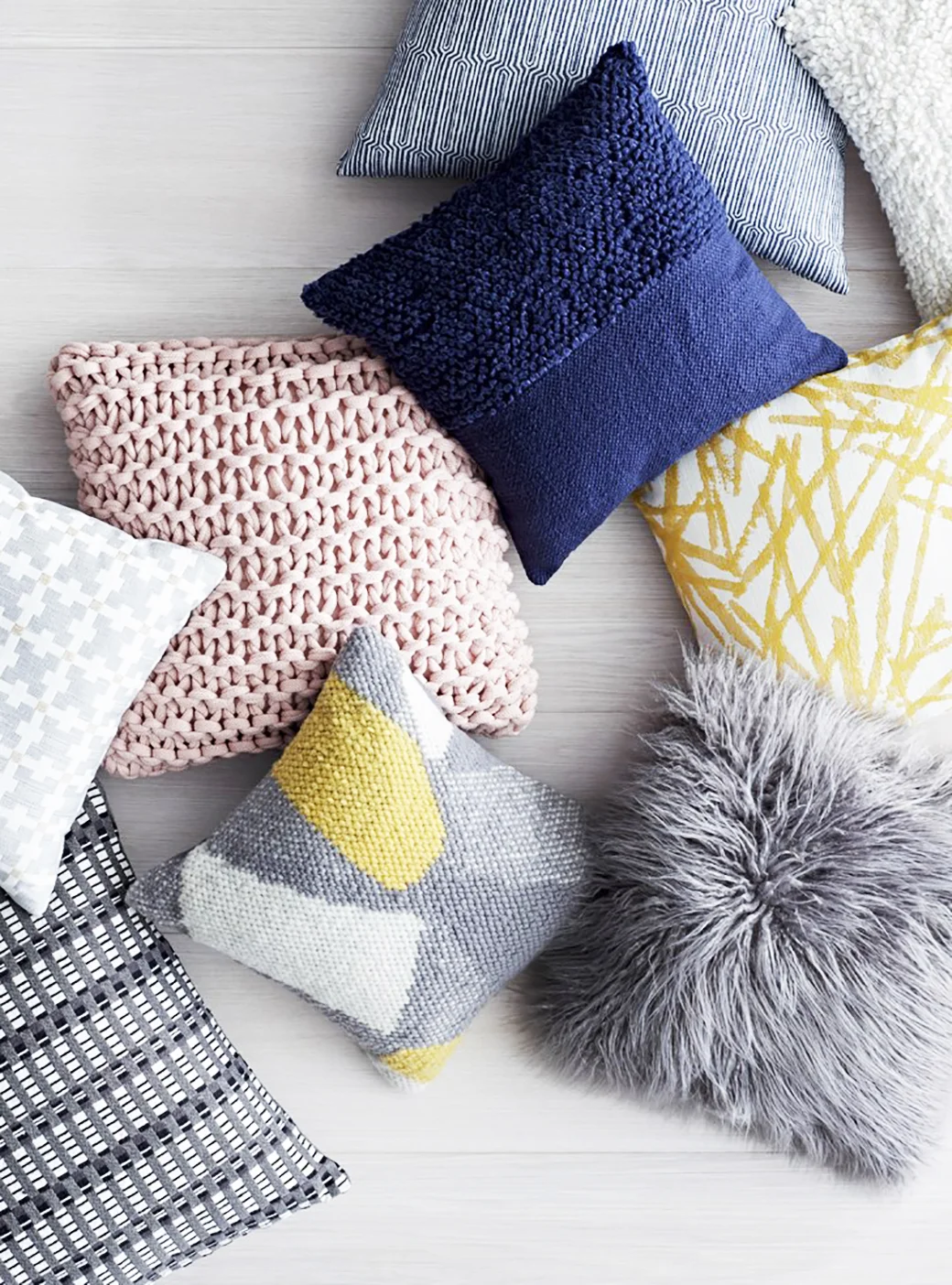 Throw pillows also from the collection.
