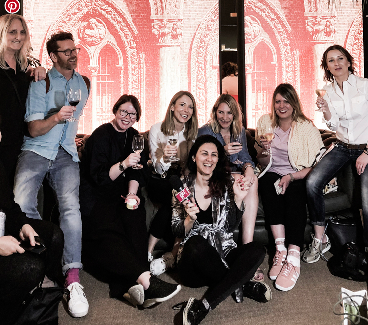 从左至右:Desiree, Stefan, Mary, Agata, Niki, Me, Ulla和坐在地板上的来自Design Diffusion的Francesca Russo，我们无畏的领导者(还有Chiara Omboni，没有显示)。