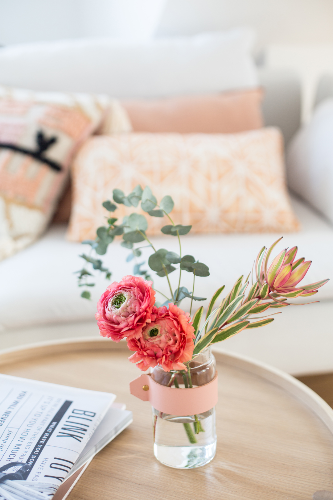 Small vase with faux-leather rose-colored band