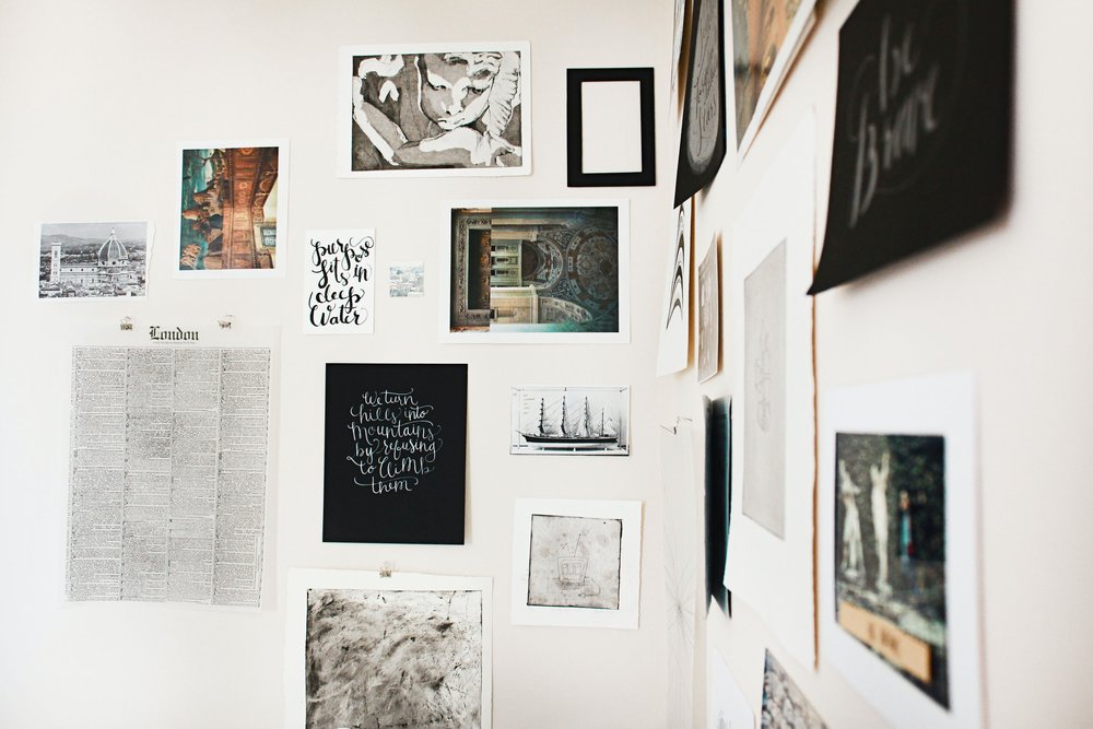 4 Ways To Select Art + Objects for a Gallery Art Wall Like Chrissy Tiegen