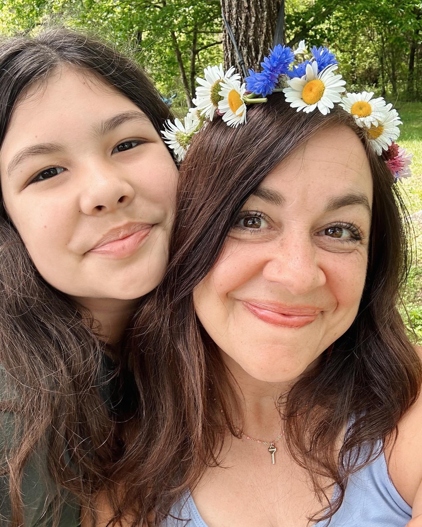 When your girl makes you a spring flower crown, you wear it with pride. 🌼🌿🌼🌿

#spring #childhoodunplugged #bachelorsbuttons #daisies #flowercrown #springflowers #flowerfarmer #motherhoodunplugged #motherhood