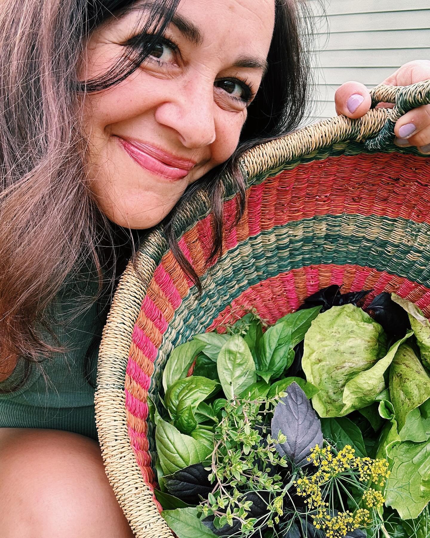 First garden salad harvest of the season was on Mother&rsquo;s Day! The best feeling. 

🌱Romaine
🌱Red leaf lettuce 
🌱Dill leaves &amp; flowers
🌱Green &amp; purple basil 
🌱Thyme &amp; sage for my pasta 
🌱Mint for my water

To the salad I added d