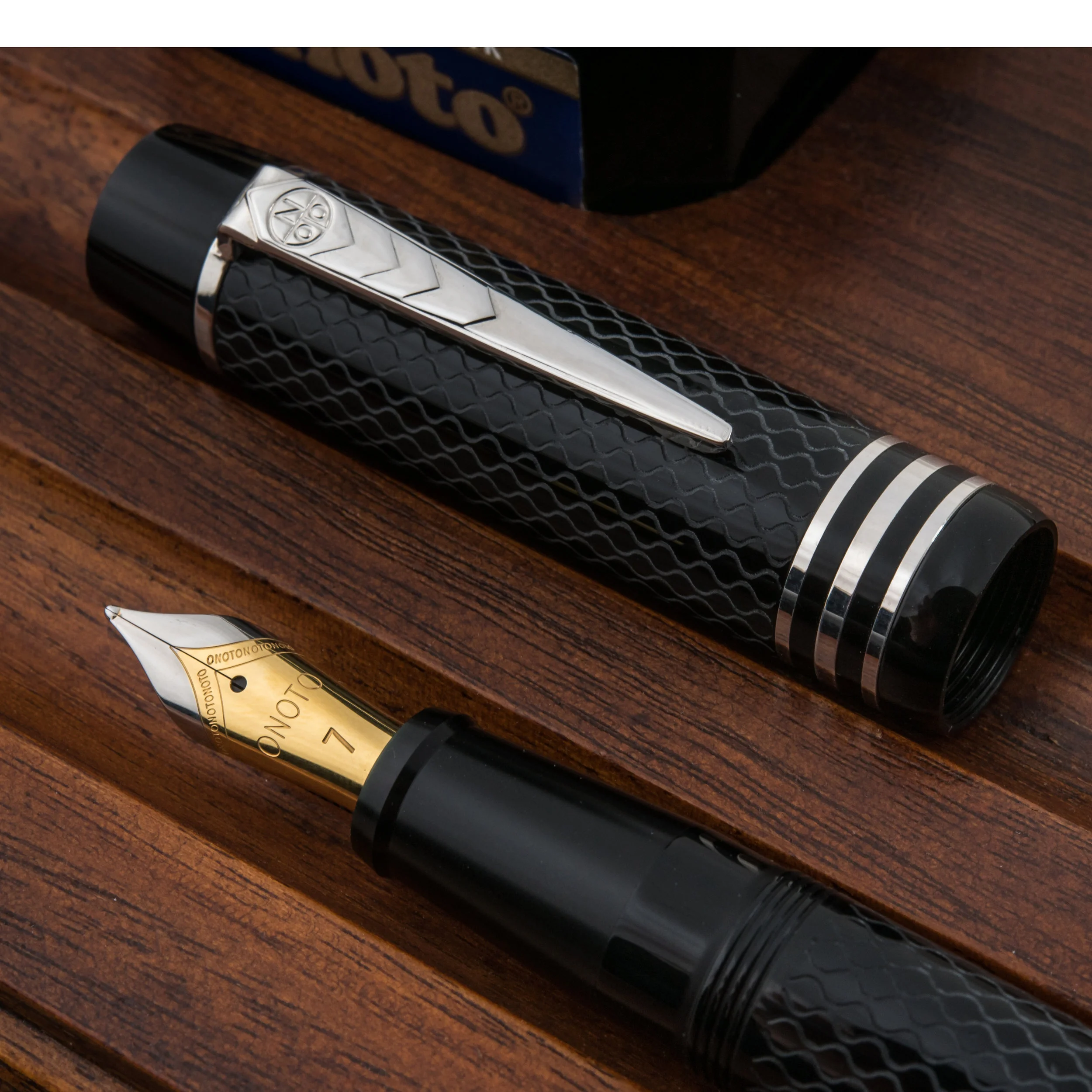 Onoto_Magna_Classic_Black_Chased_Silver_Trim-4 copy.jpg