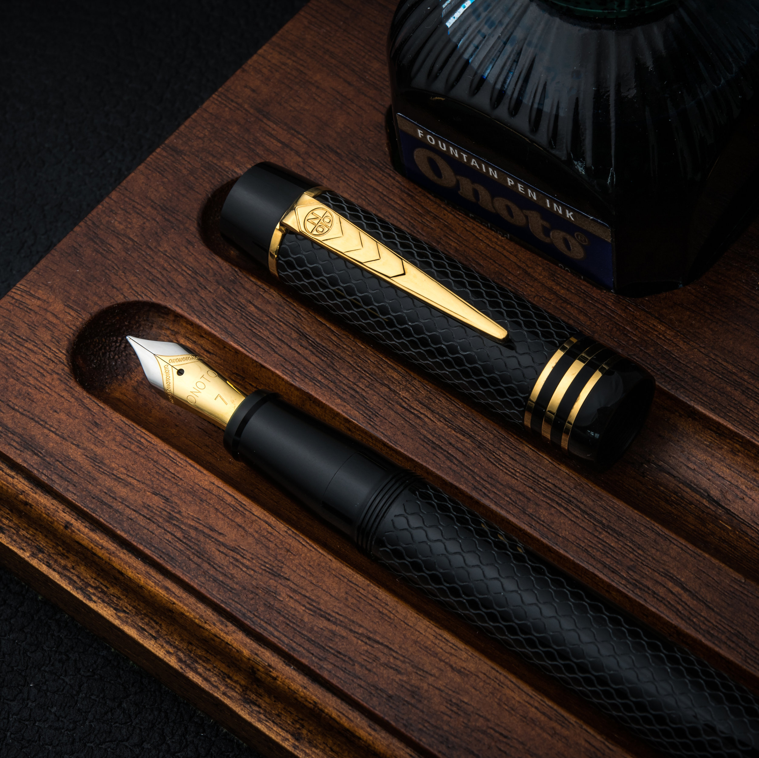 Onoto_magna_classic_black_chased_gold_trim-3 copy.jpg
