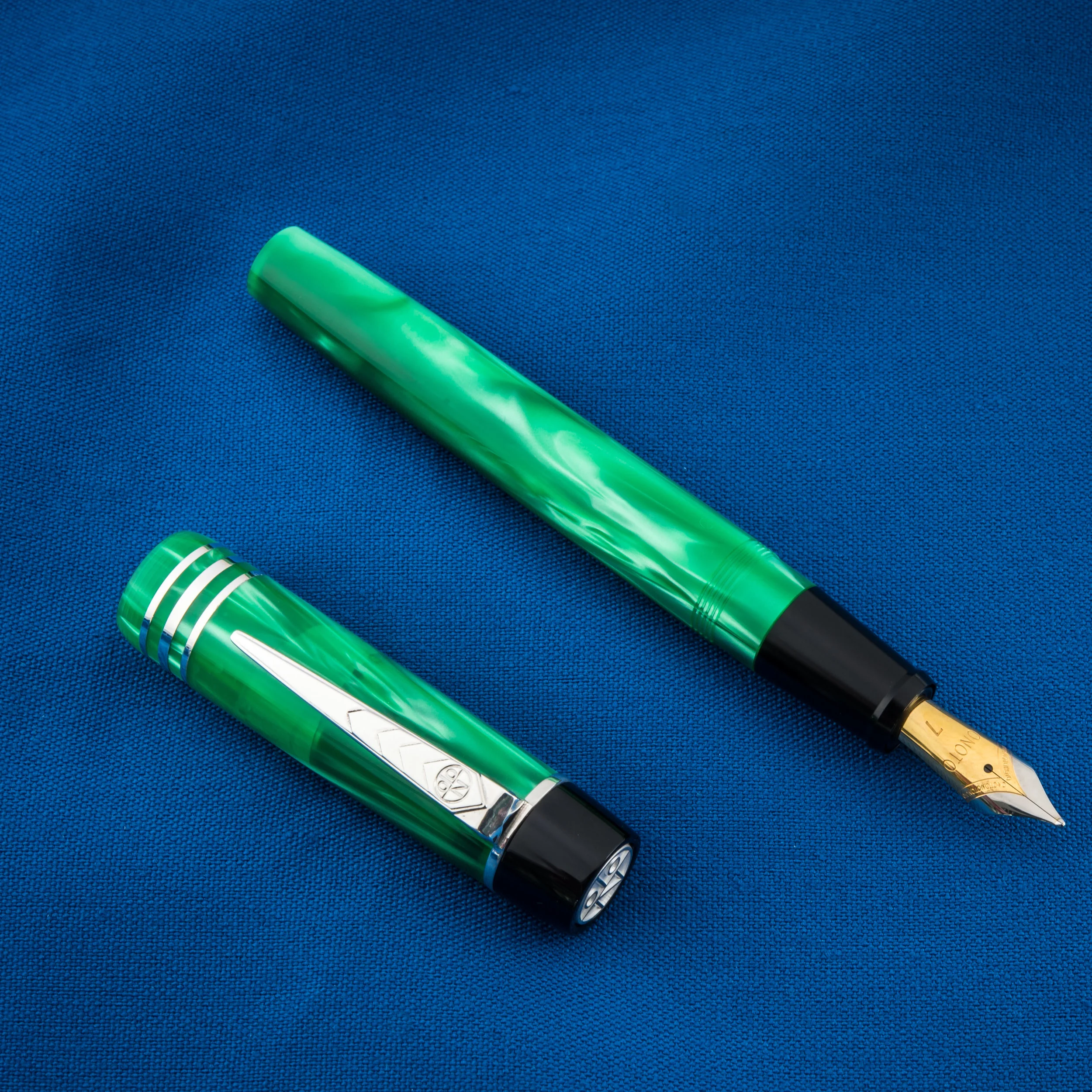 Onoto_Magna_Green_Pearl_Plain_Gold_Trim-1 copy.jpg