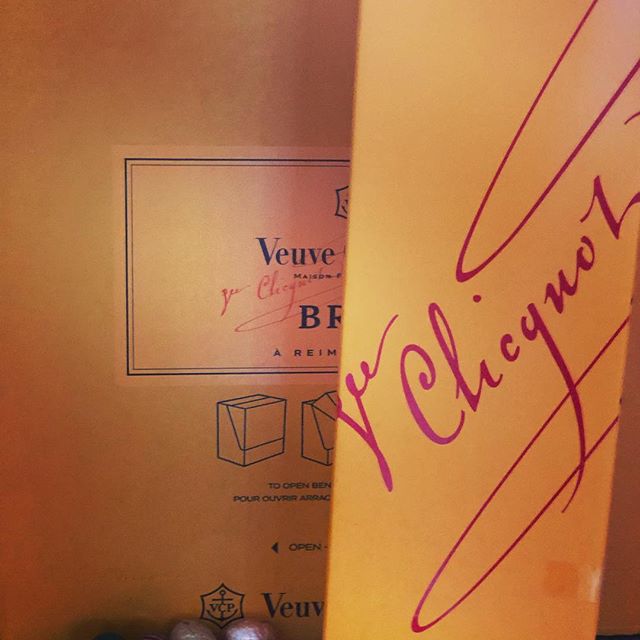 Paas jij de Veuve even door? #pasen #champagne  #veuveclicquot #paasbrunch #blijeimetchampieerbij #bubbels #verwennerij #hoorterbij