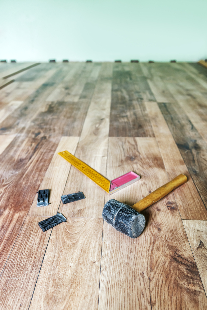 Laminate Floor Installation with Spacers (Medium Size).jpg