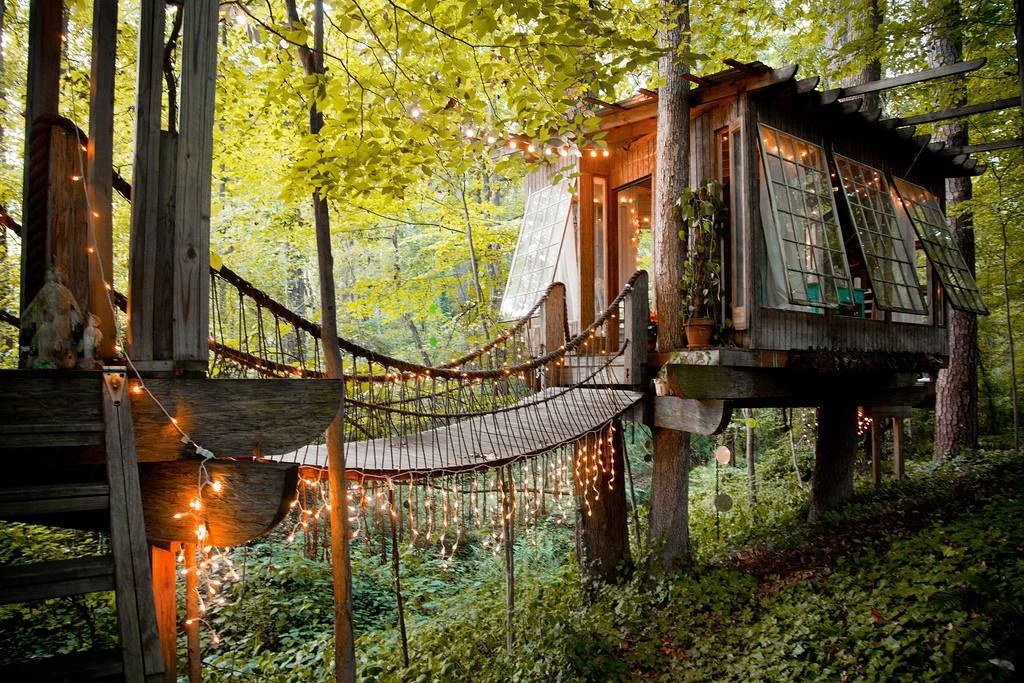 Melanie Sutrathada shares the coolest treehouses to rent on Airbnb including this beautiful secluded intown treehouse in Atlanta, Georgia..jpg