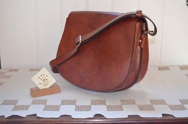 In beautifully vegetable-tanned leather that improves with age, we are proud to introduce this stylish saddle bag by Chellini Firenze, the perfect blend of form and function. Click link in bio to shop. 
#italianstyle #luxury #luxurybag #musthave #cla