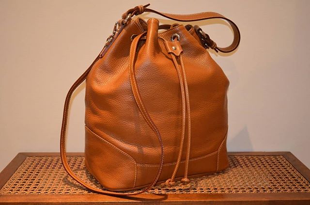 Tan bucket bag, crafted in soft textured-leather by Maxima Milano with all the features a daily bag shoulder have: a single roomy compartment, pockets, slots, and the unmistakable Italian style. Click link in bio to visit us 
#leatherwork #italiansty